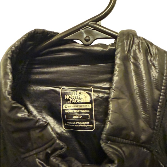 The North Face Women's Black Ski Jacket in great condtions. Soft, lightweight - Picture 9 of 16